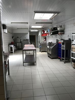 Handelszaak + ruime woonst in centrum Moerbeke-Waas