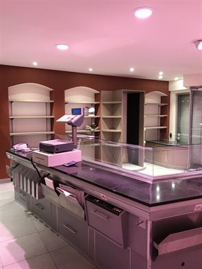 Handelszaak + ruime woonst in centrum Moerbeke-Waas