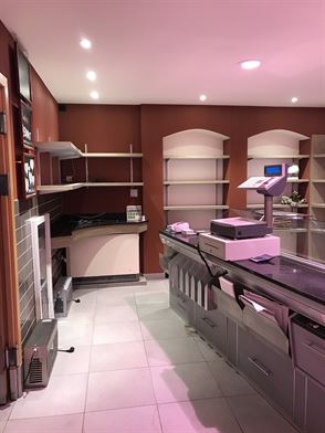 Handelszaak + ruime woonst in centrum Moerbeke-Waas