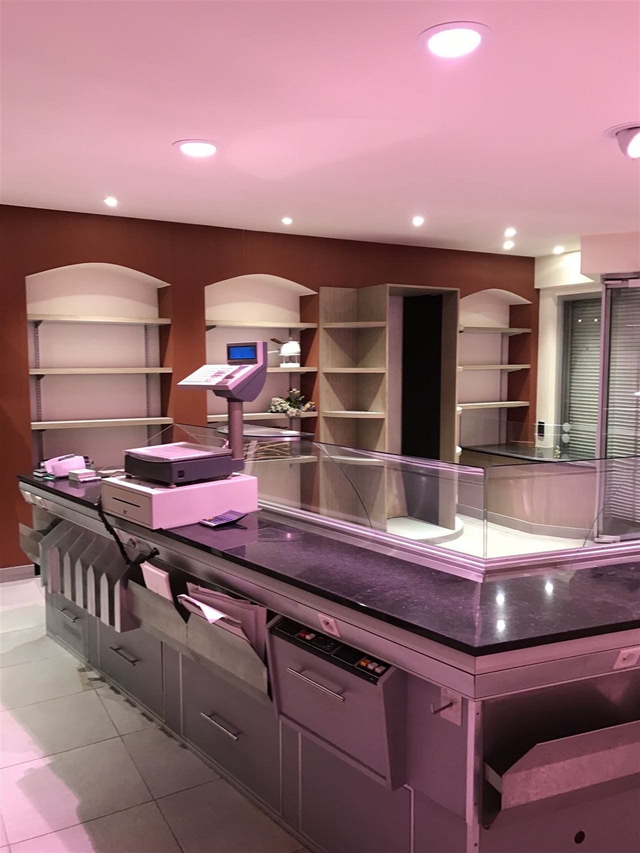 Ruime woonst met handelszaak