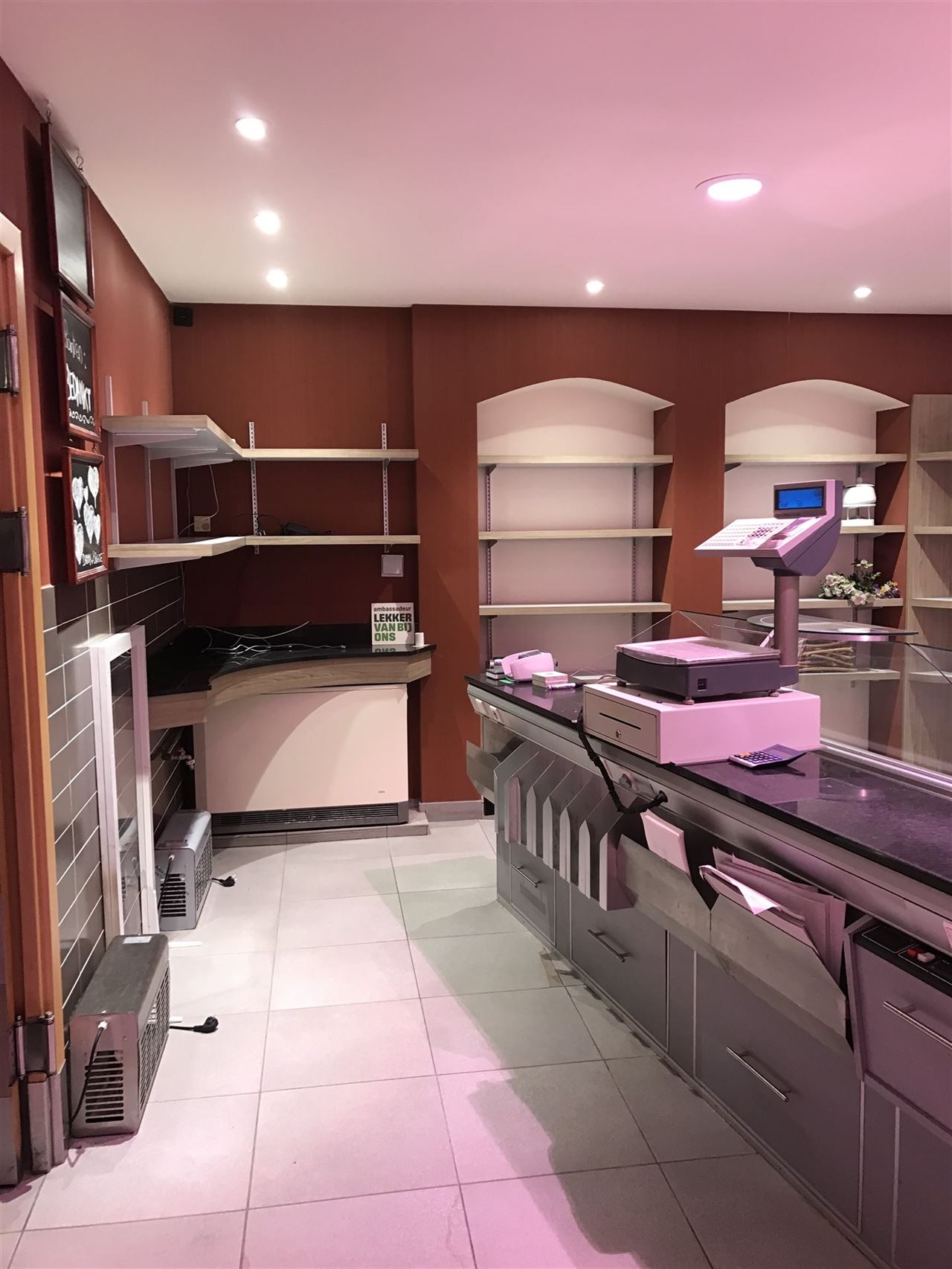 Ruime woonst met handelszaak