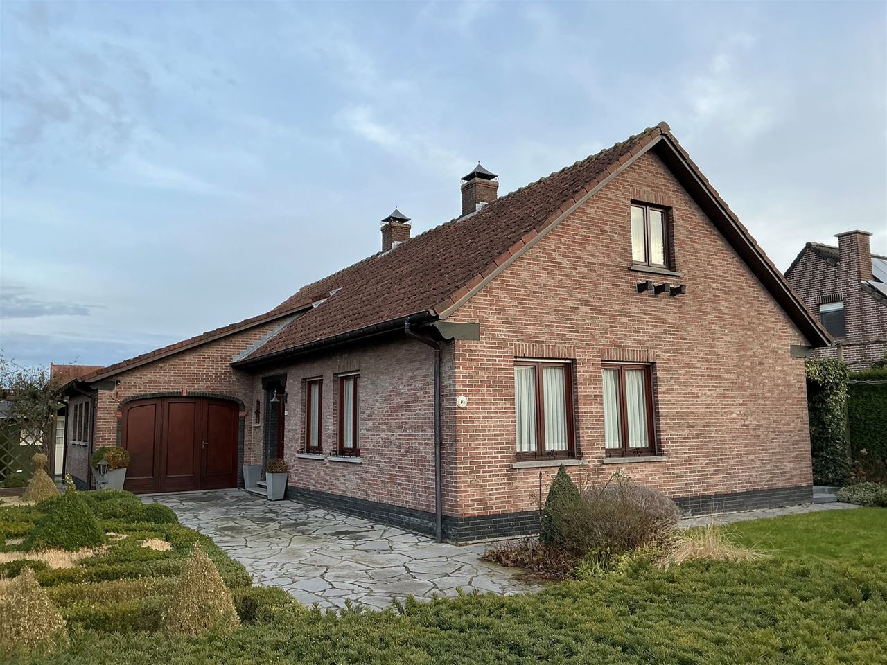 Stijlvolle villa met 4 slaapkamers in rustige buurt.