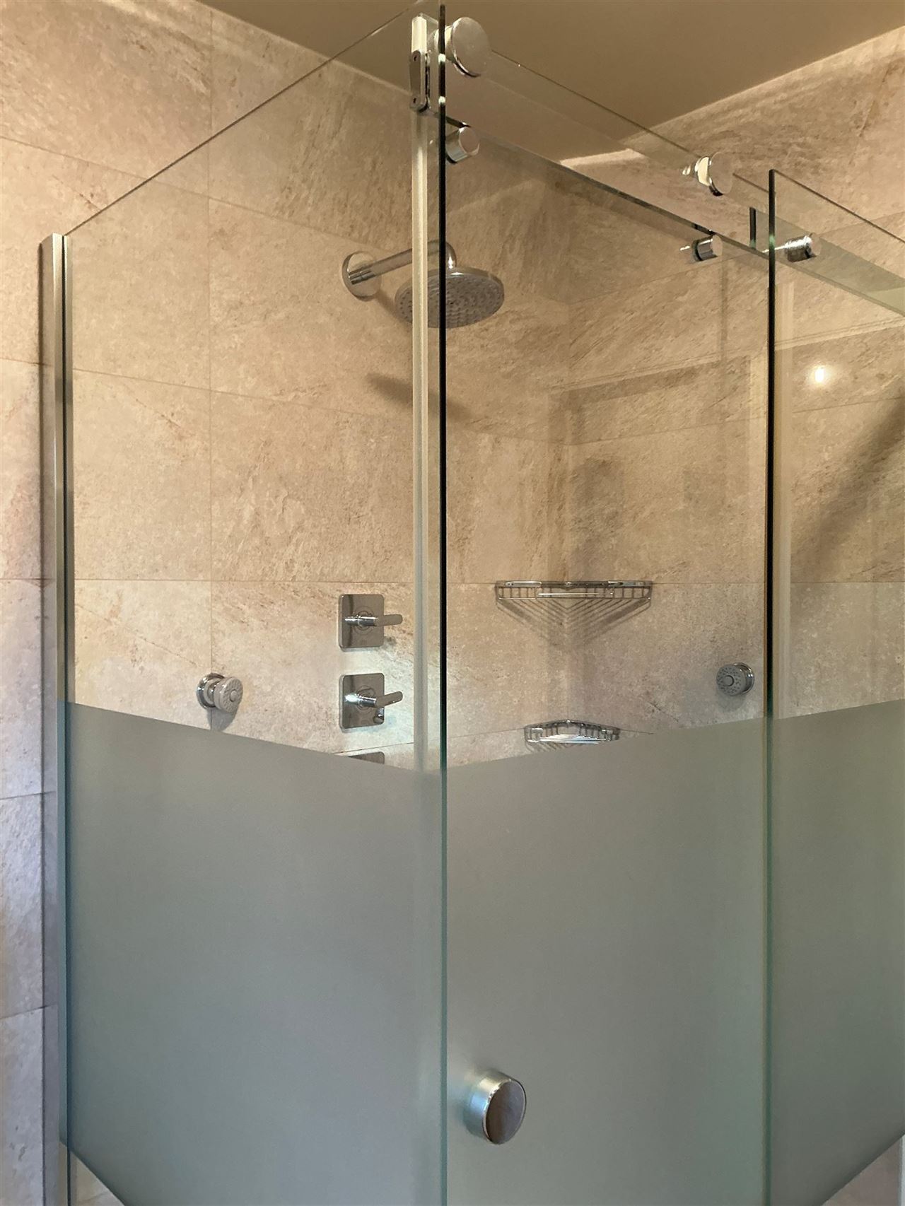 Stijlvolle villa met 4 slaapkamers in rustige buurt.