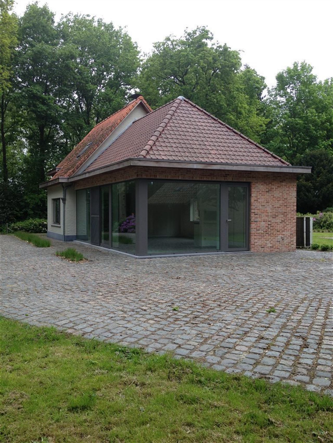 Landhuis met private weg op domein van bijna 2 hectare.