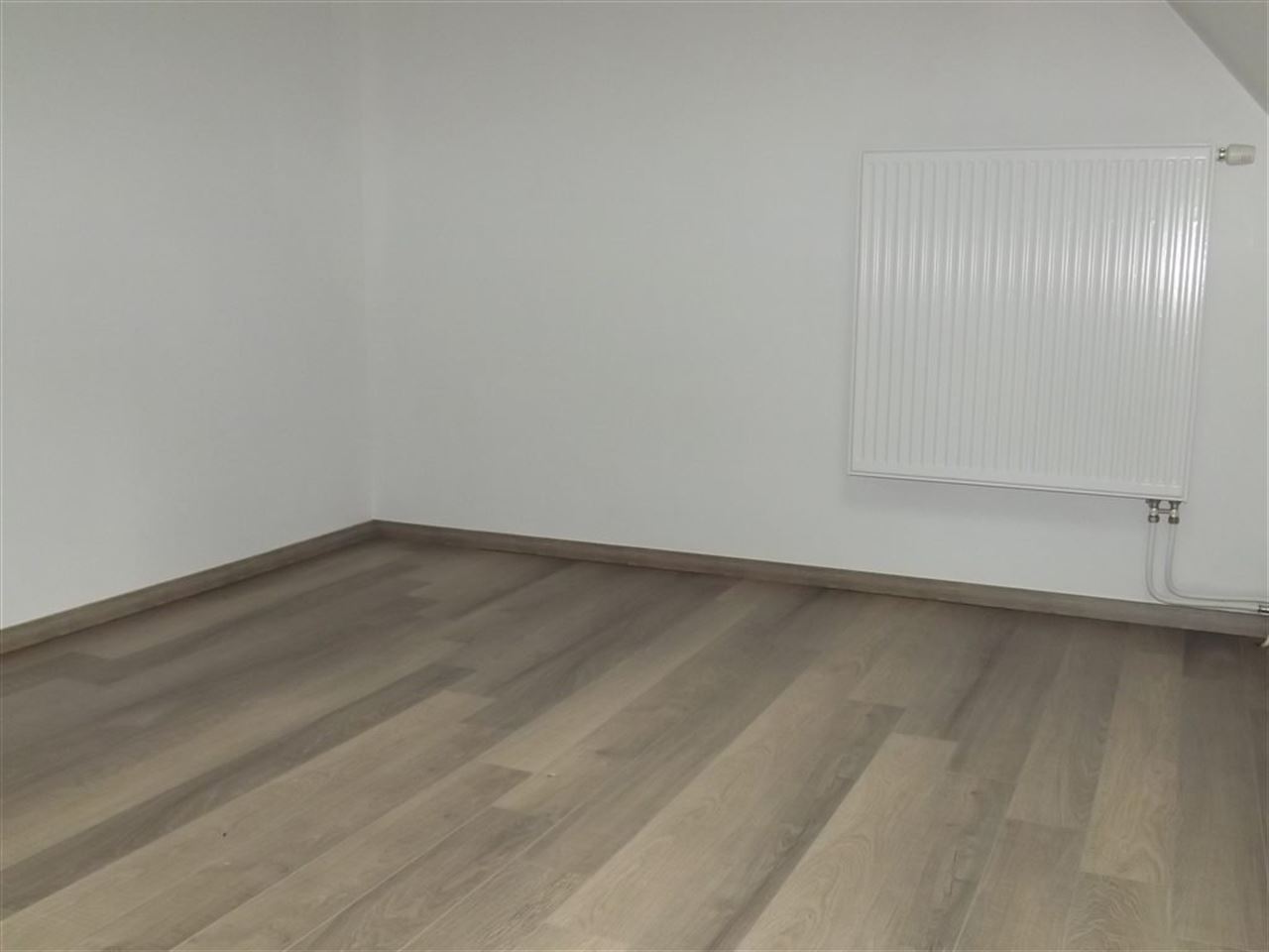 Landhuis met private weg op domein van bijna 2 hectare.