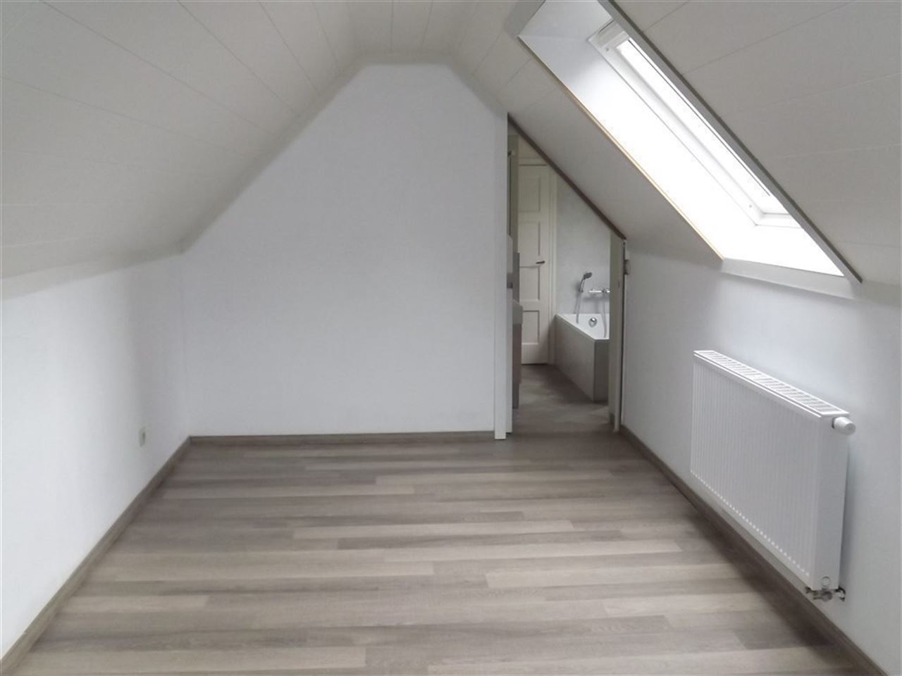 Landhuis met private weg op domein van bijna 2 hectare.