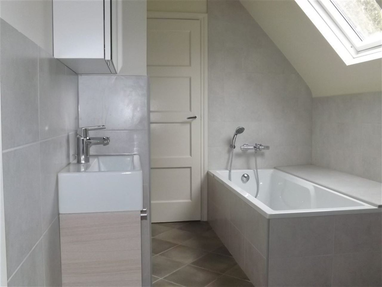 Landhuis met private weg op domein van bijna 2 hectare.