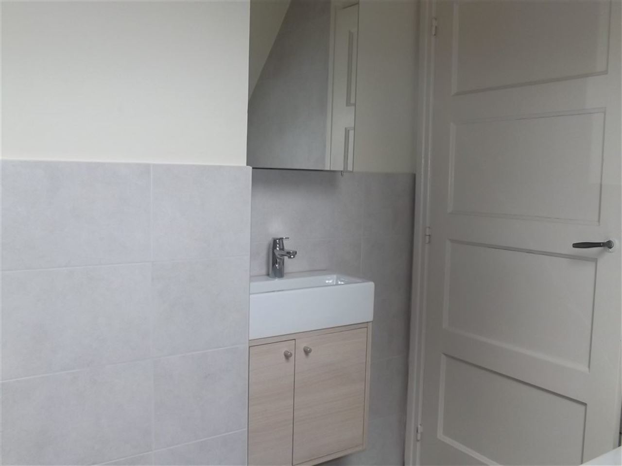 Landhuis met private weg op domein van bijna 2 hectare.