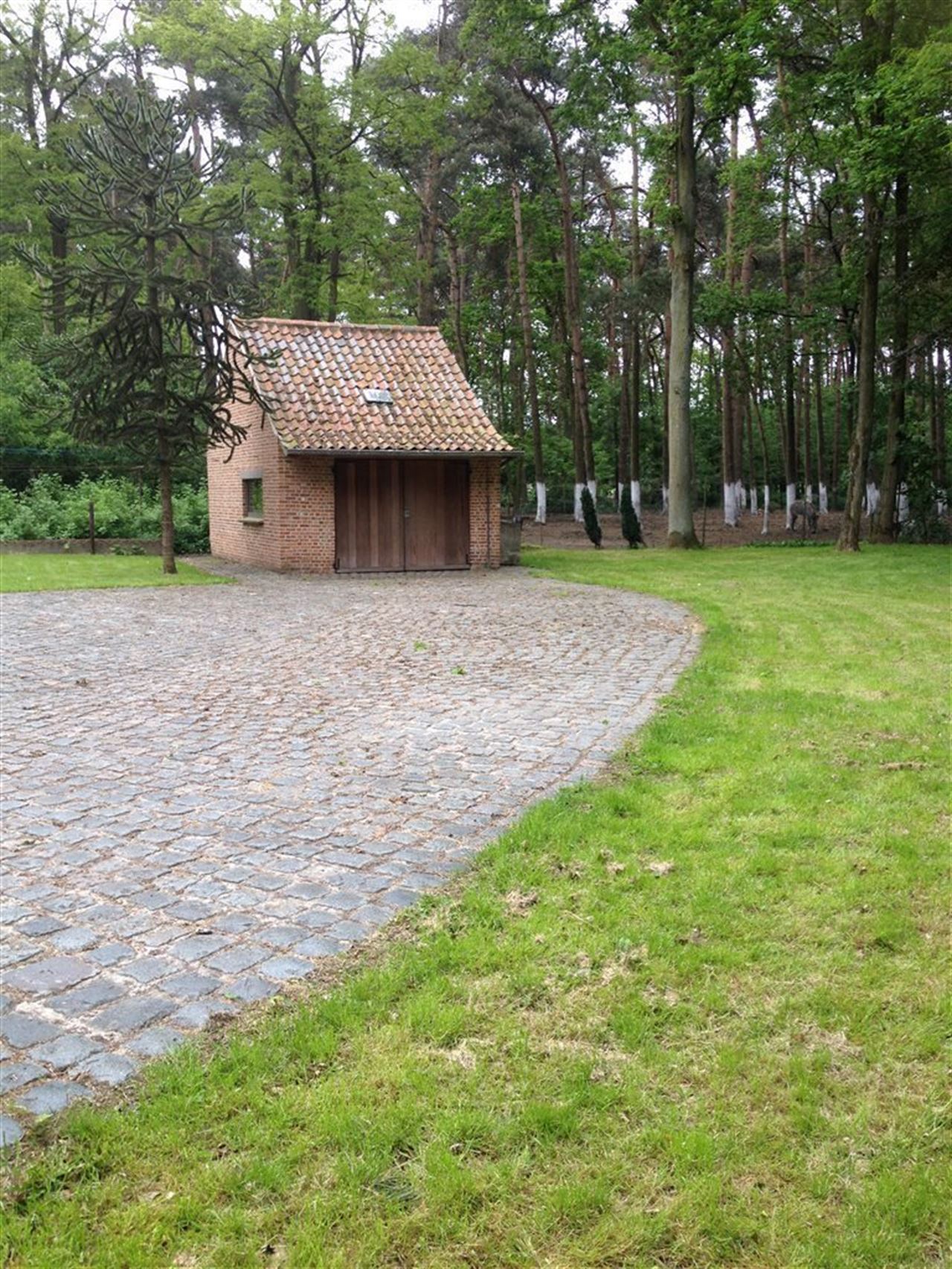 Landhuis met private weg op domein van bijna 2 hectare.