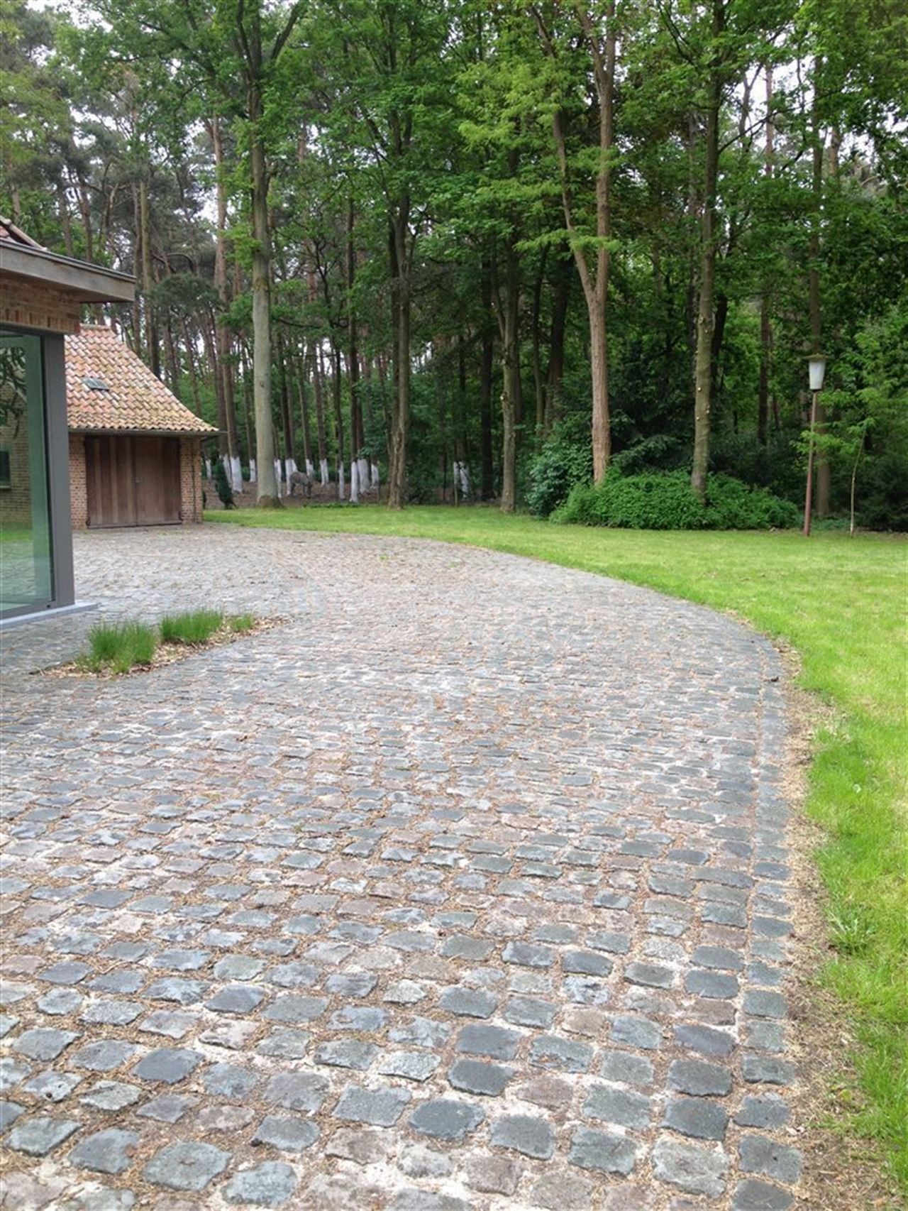 Landhuis met private weg op domein van bijna 2 hectare.