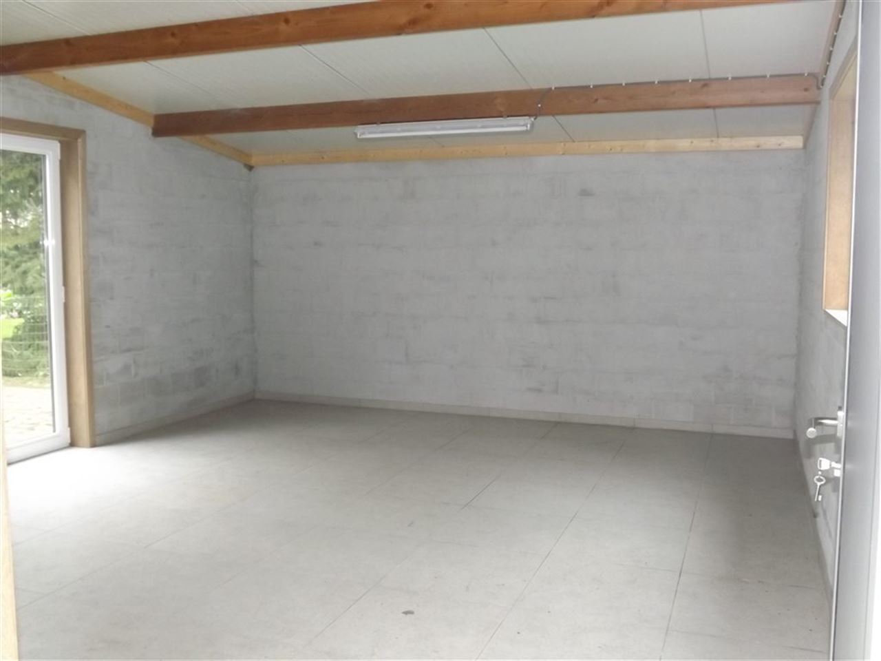 Landhuis met private weg op domein van bijna 2 hectare.