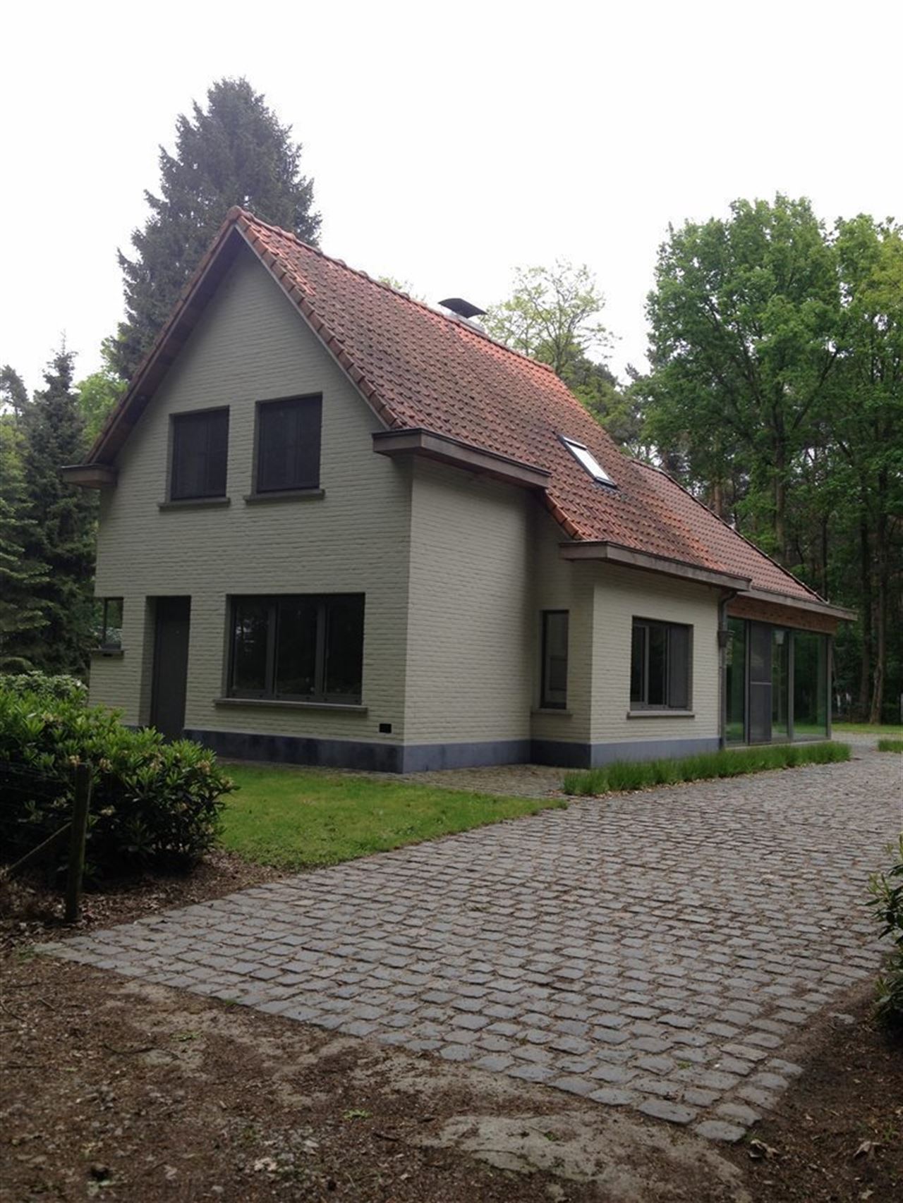 Landhuis met private weg op domein van bijna 2 hectare.