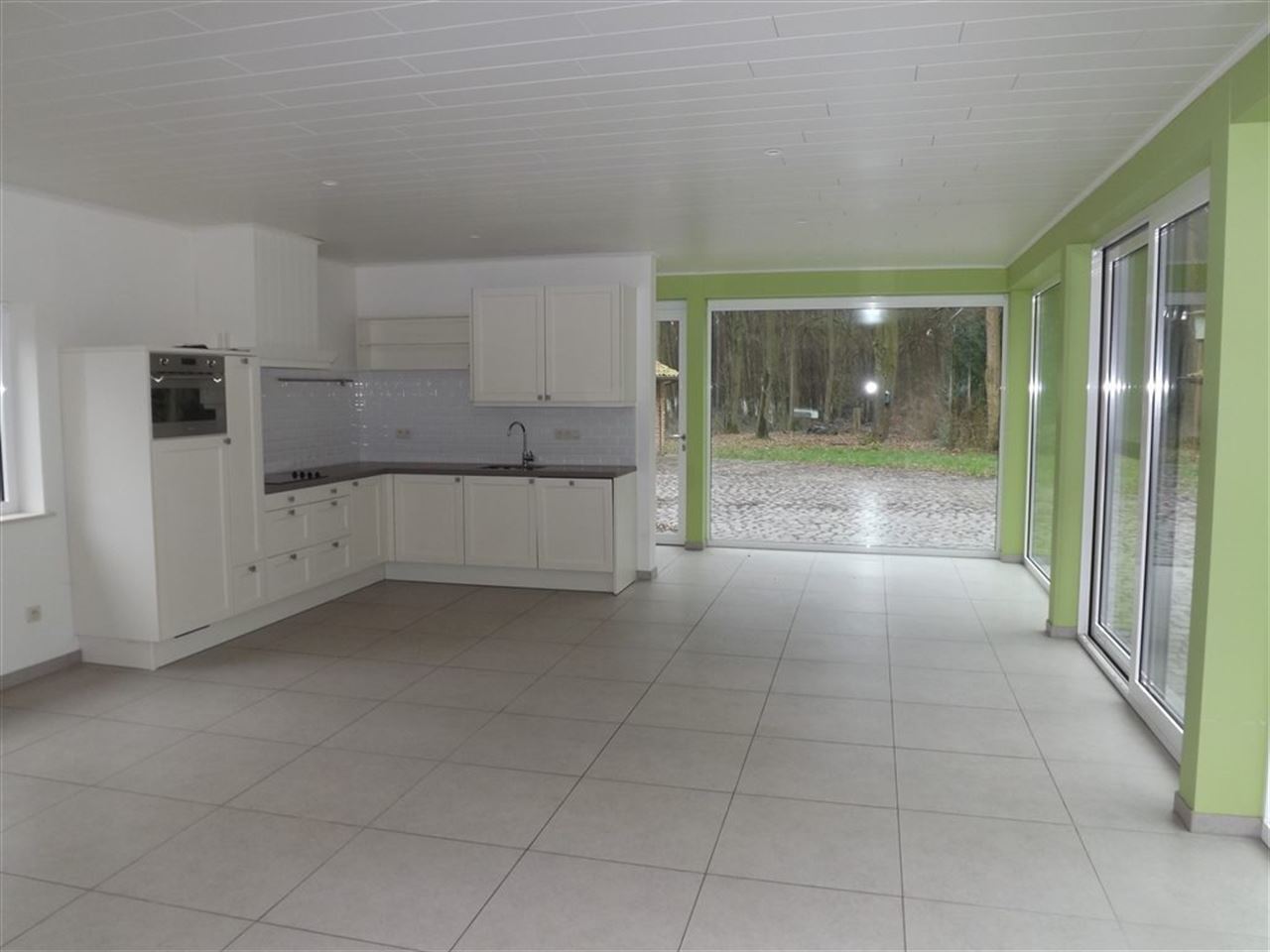 Landhuis met private weg op domein van bijna 2 hectare.