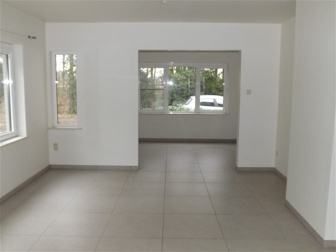 Landhuis met private weg op domein van bijna 2 hectare.