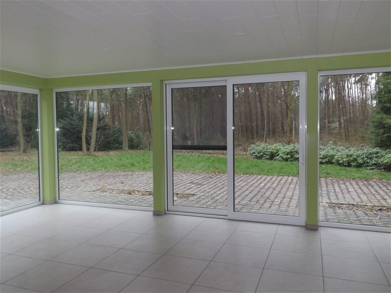 Landhuis met private weg op domein van bijna 2 hectare.