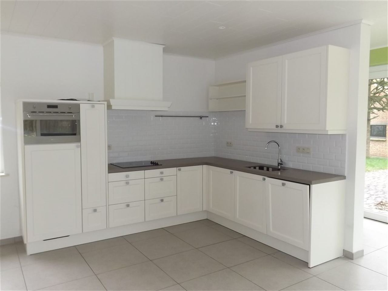 Landhuis met private weg op domein van bijna 2 hectare.