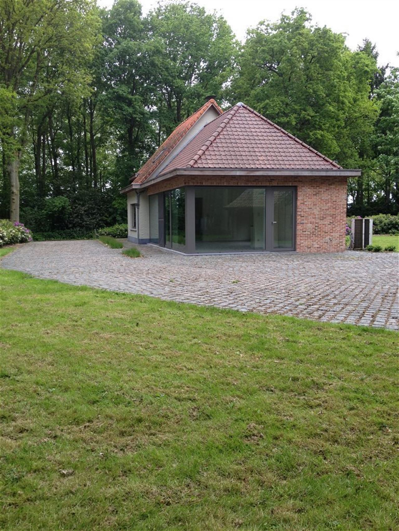 Landhuis met private weg op domein van bijna 2 hectare.