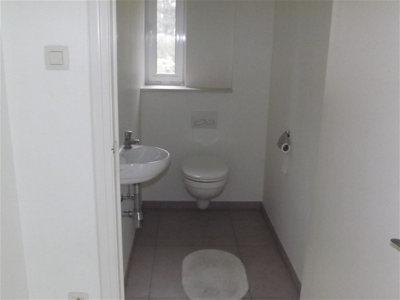 Landhuis met private weg op domein van bijna 2 hectare.