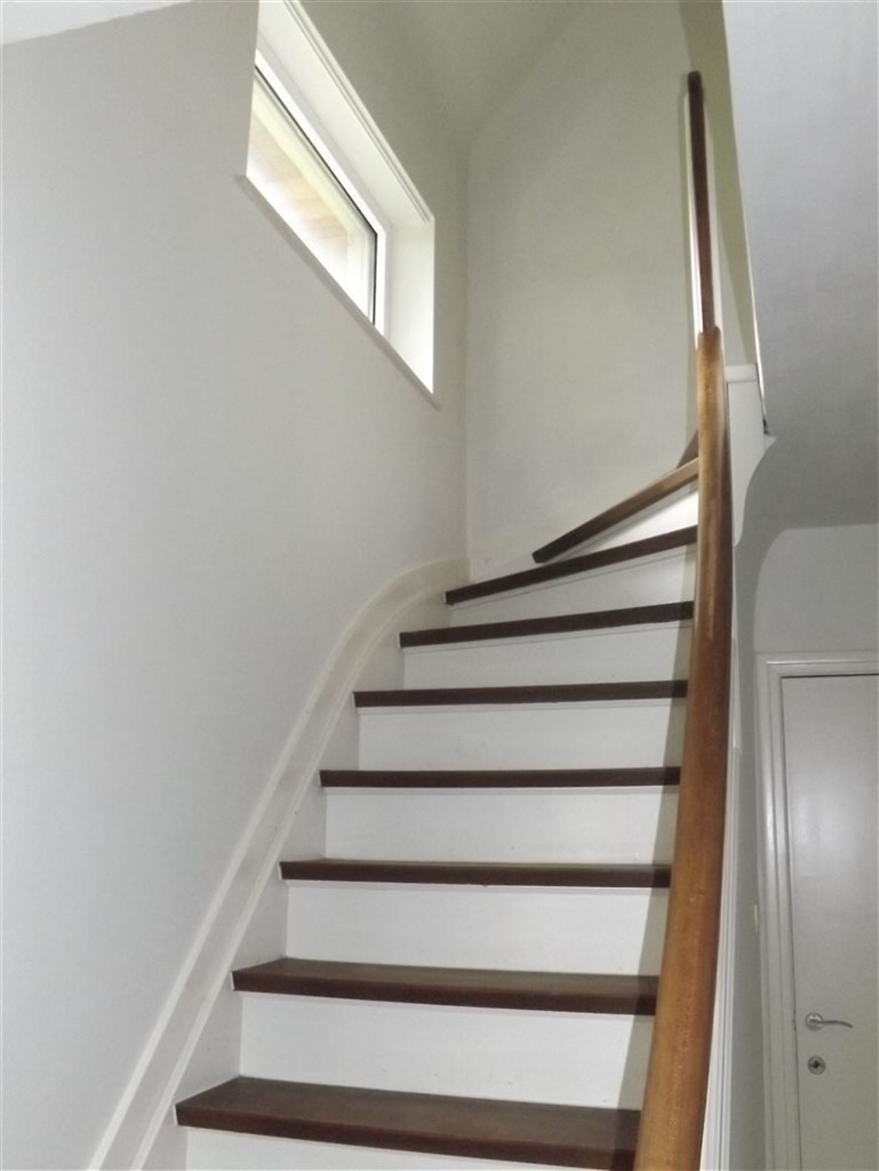 Landhuis met private weg op domein van bijna 2 hectare.