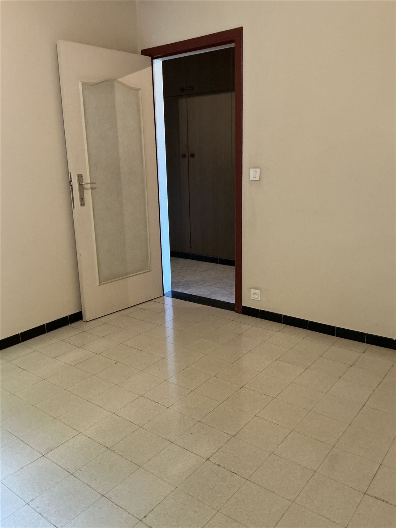 Ruime, iets oudere, bungalow op een perceel van 2426m²