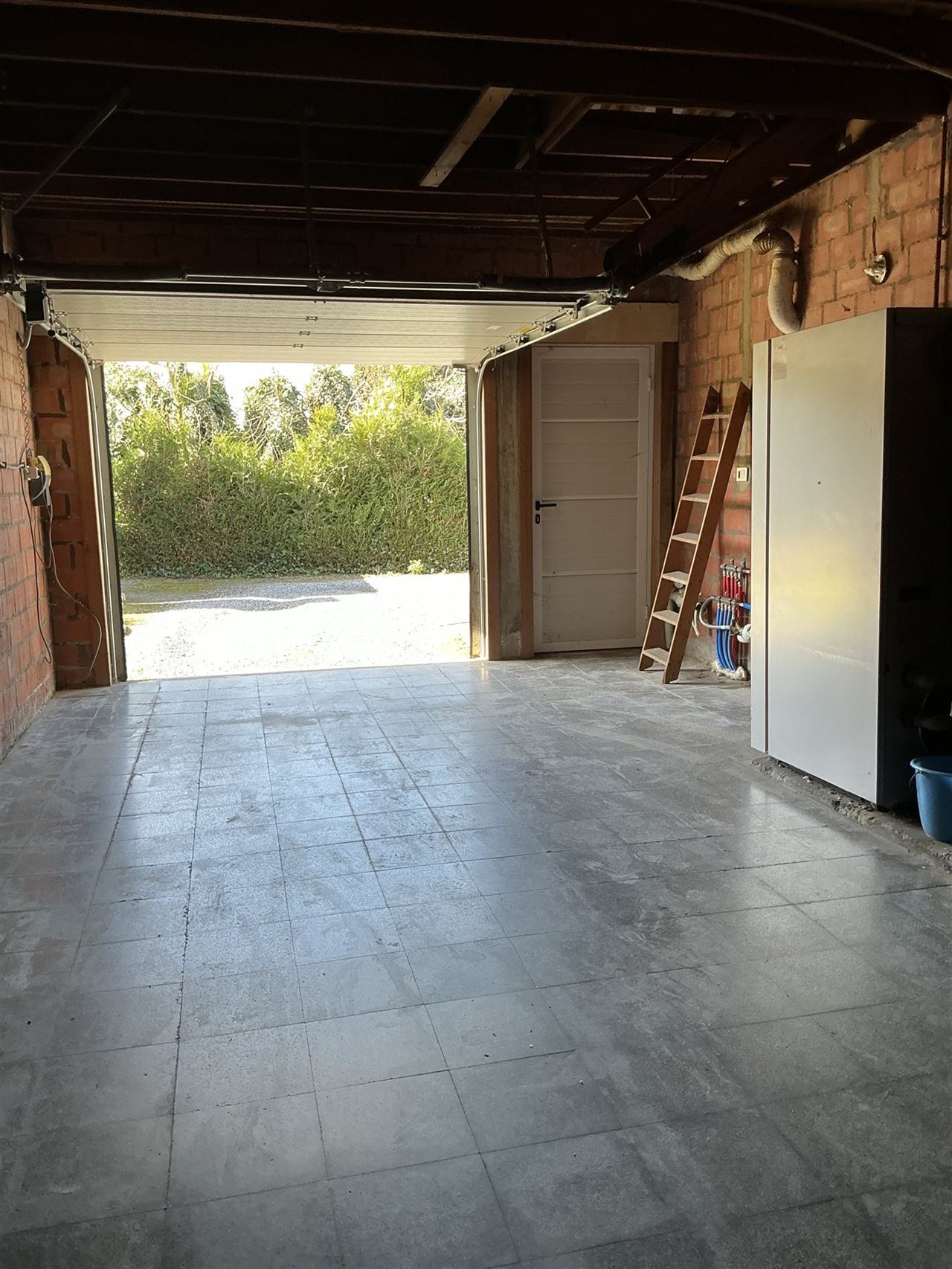 Ruime, iets oudere, bungalow op een perceel van 2426m²