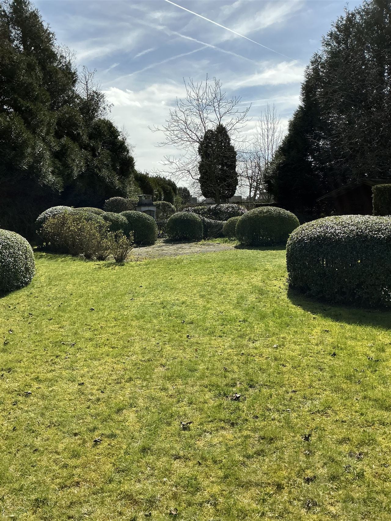 Ruime, iets oudere, bungalow op een perceel van 2426m²