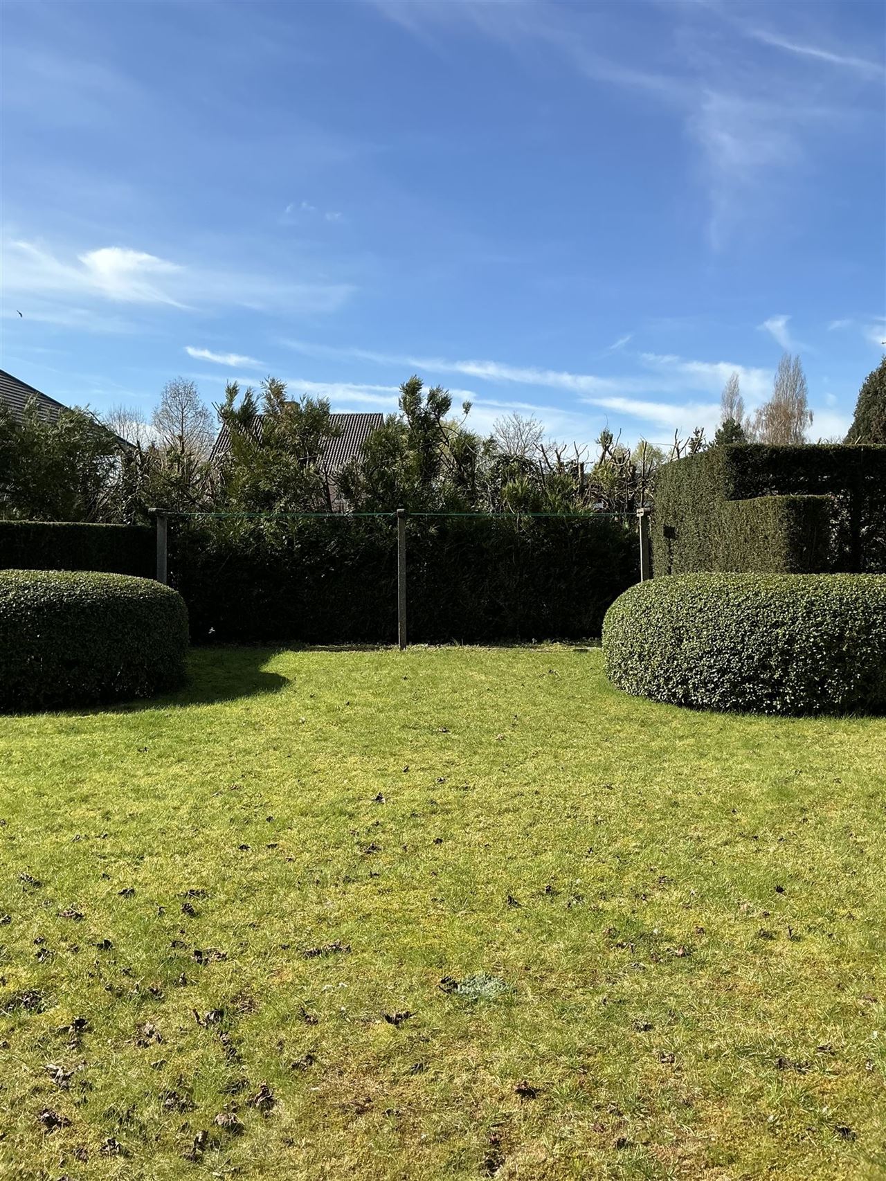 Ruime, iets oudere, bungalow op een perceel van 2426m²