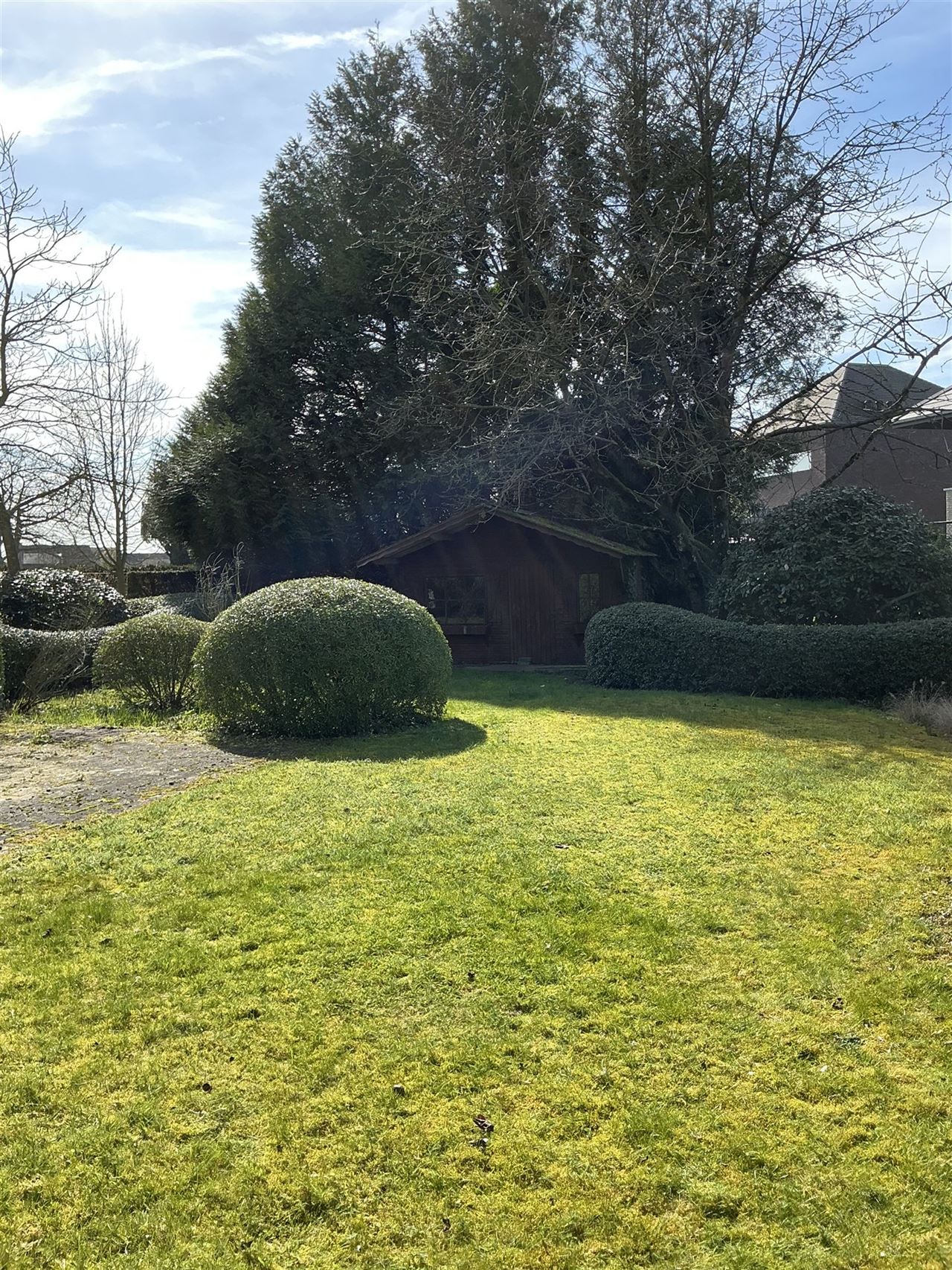 Ruime, iets oudere, bungalow op een perceel van 2426m²