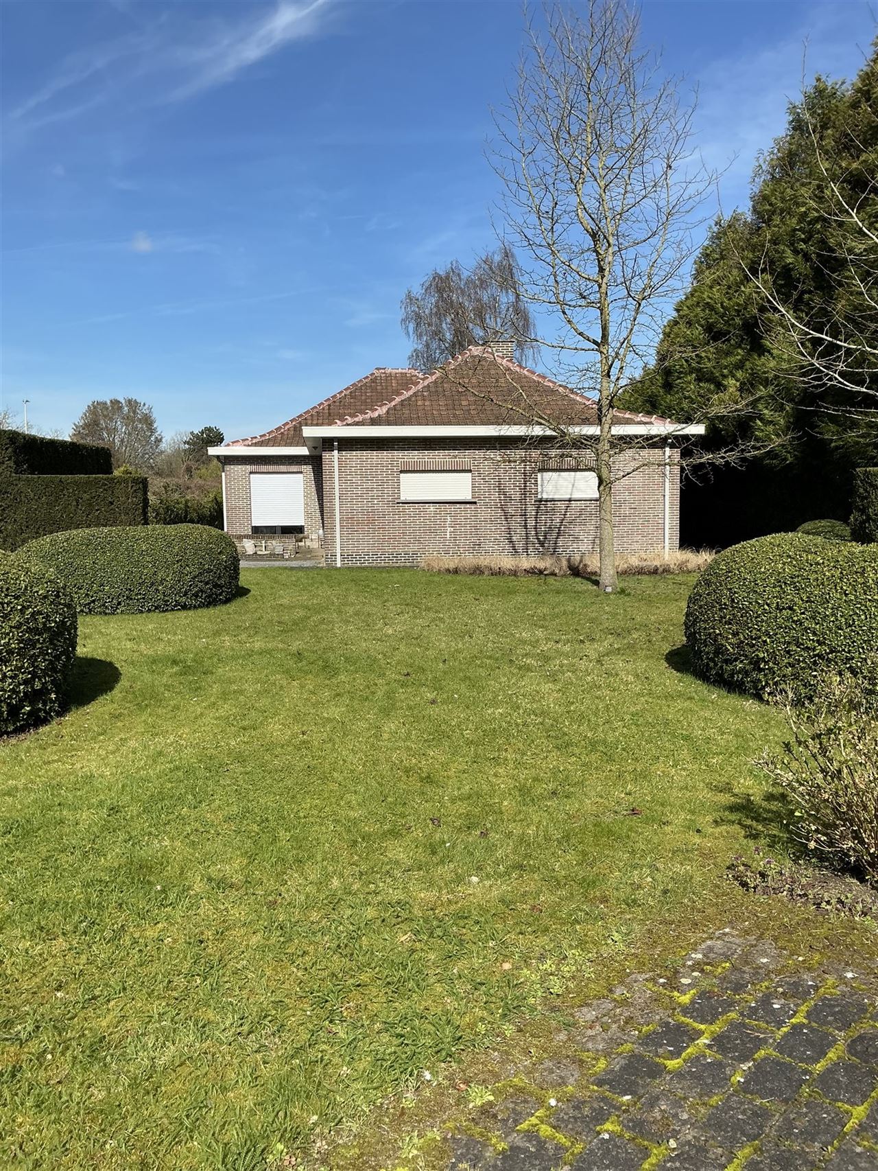 Ruime, iets oudere, bungalow op een perceel van 2426m²