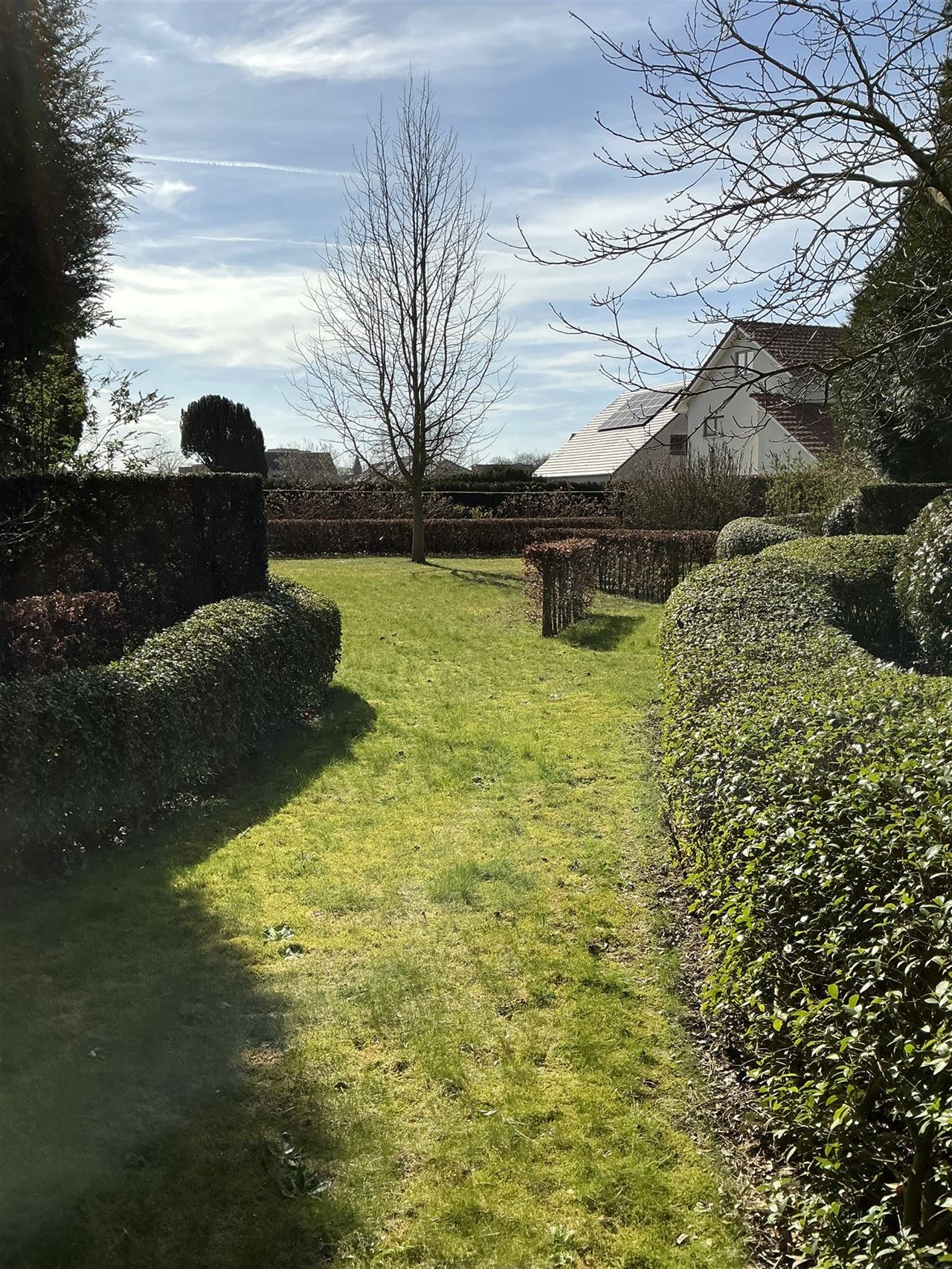 Ruime, iets oudere, bungalow op een perceel van 2426m²