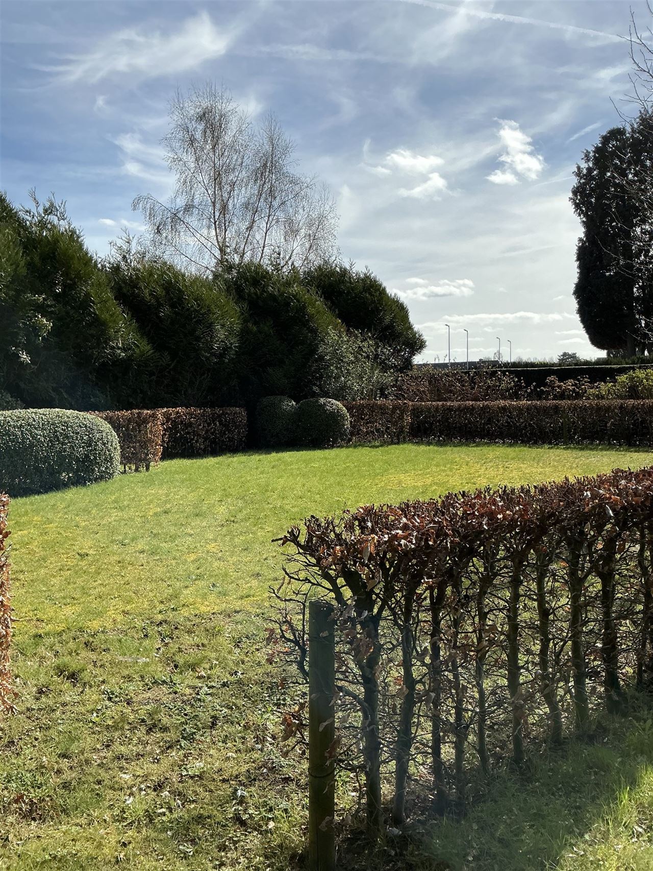 Ruime, iets oudere, bungalow op een perceel van 2426m²