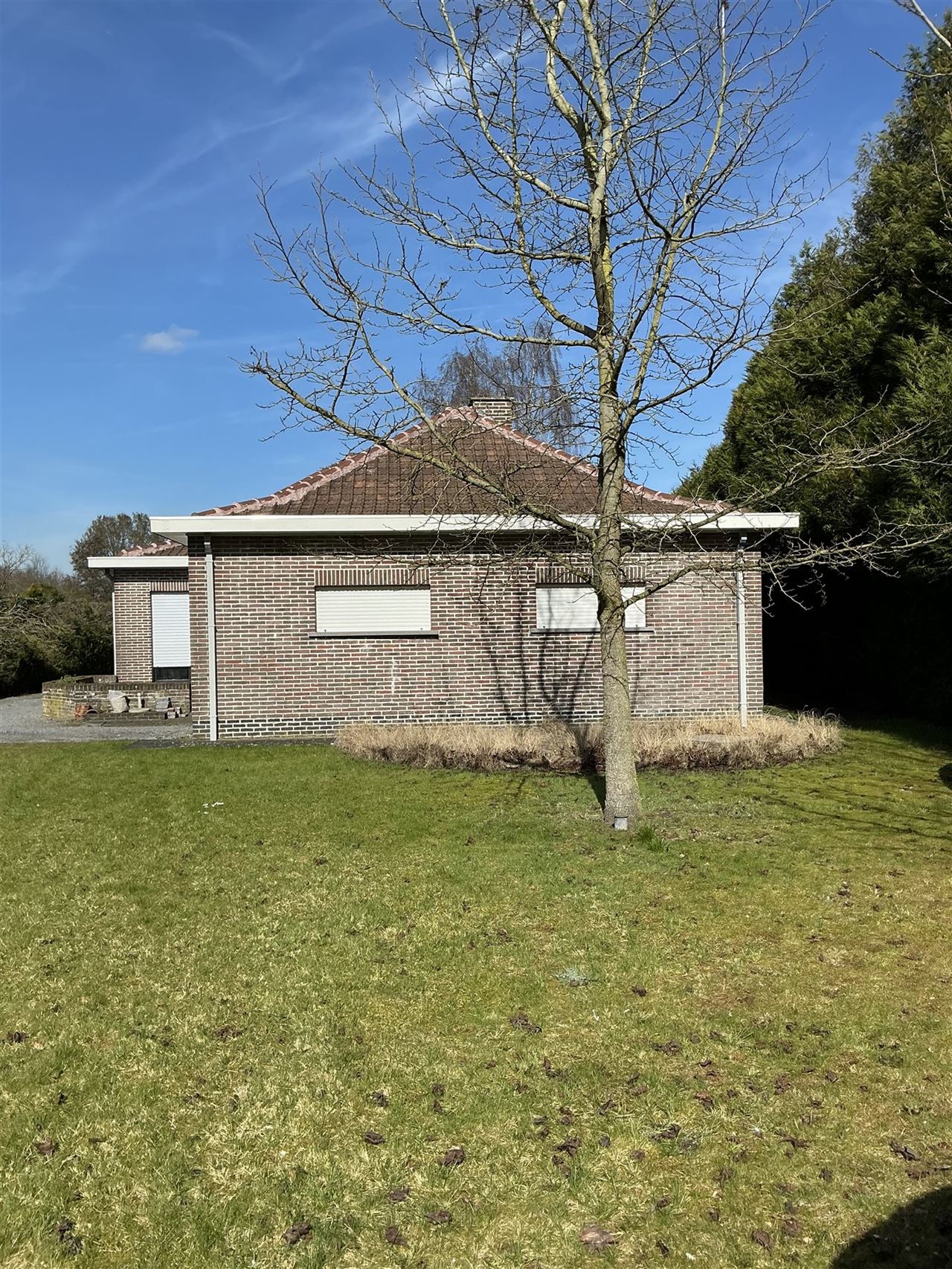 Ruime, iets oudere, bungalow op een perceel van 2426m²