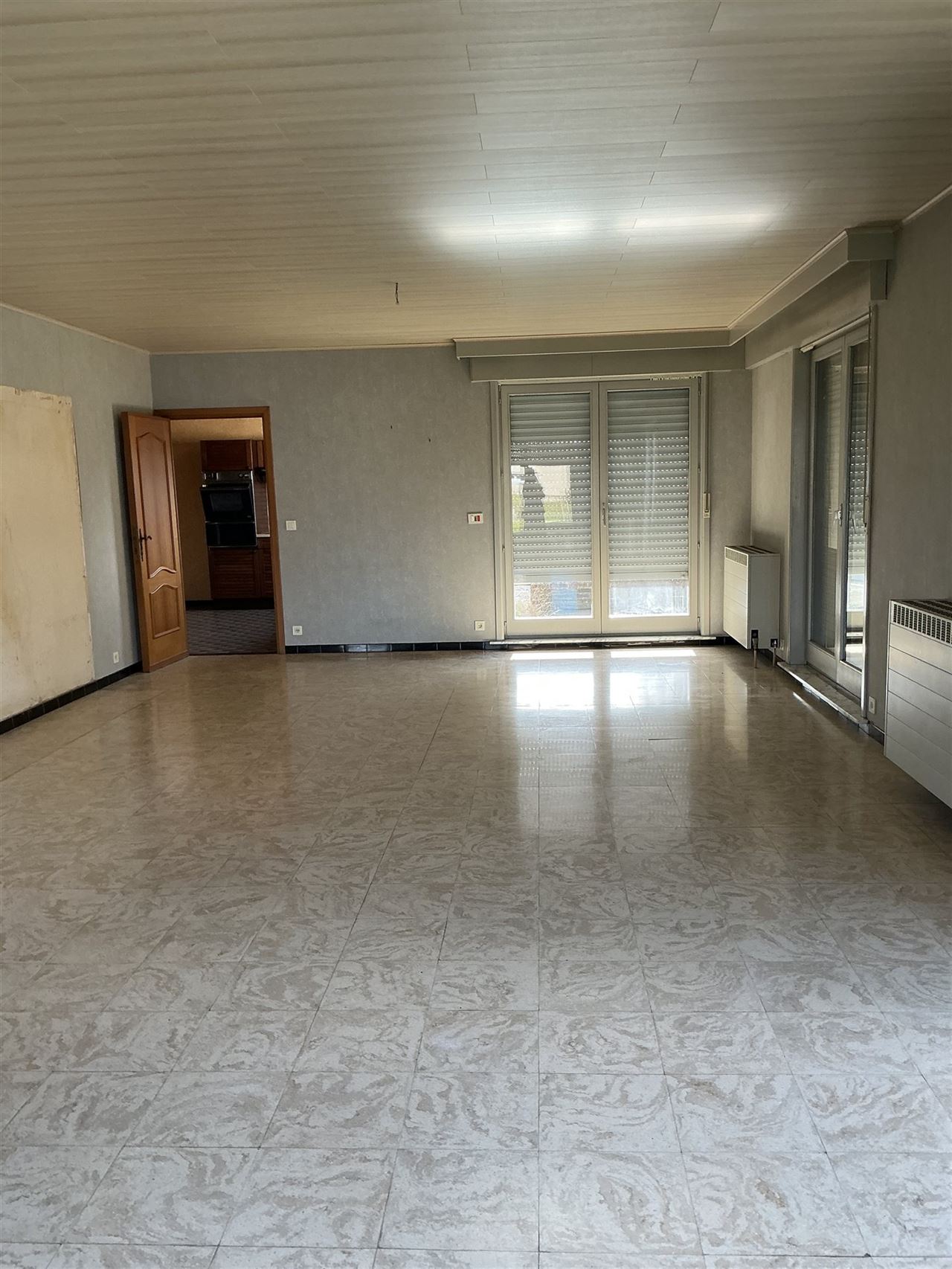 Ruime, iets oudere, bungalow op een perceel van 2426m²