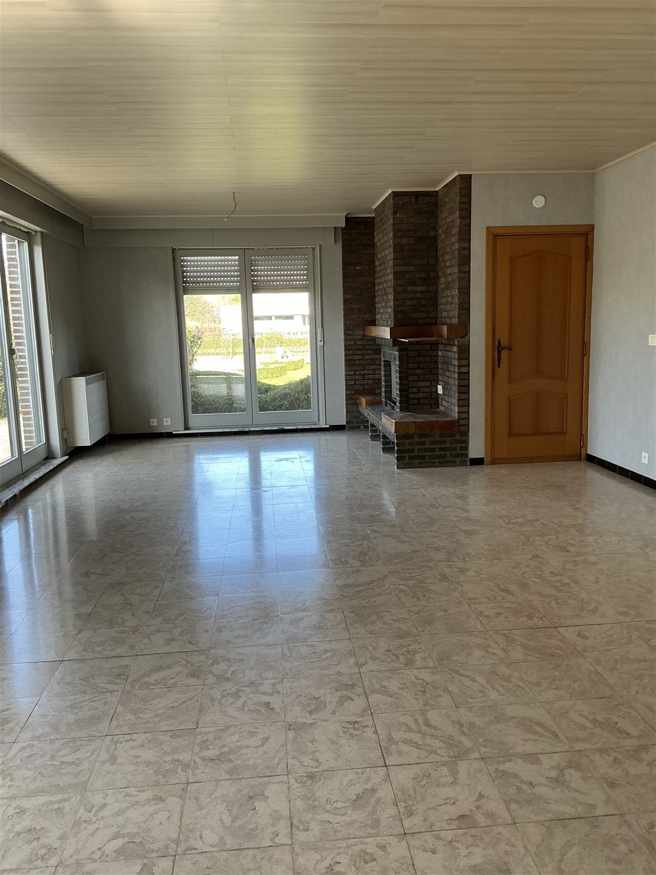 Ruime, iets oudere, bungalow op een perceel van 2426m²