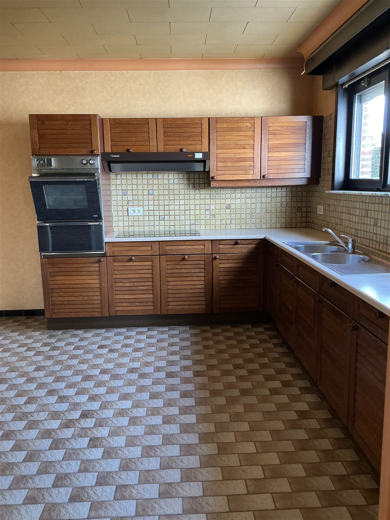 Ruime, iets oudere, bungalow op een perceel van 2426m²