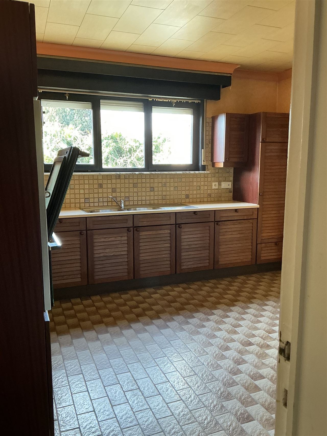 Ruime, iets oudere, bungalow op een perceel van 2426m²