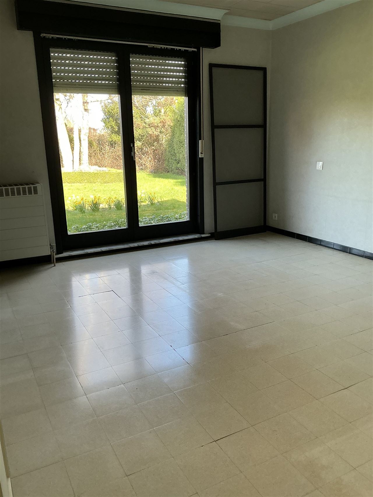 Ruime, iets oudere, bungalow op een perceel van 2426m²