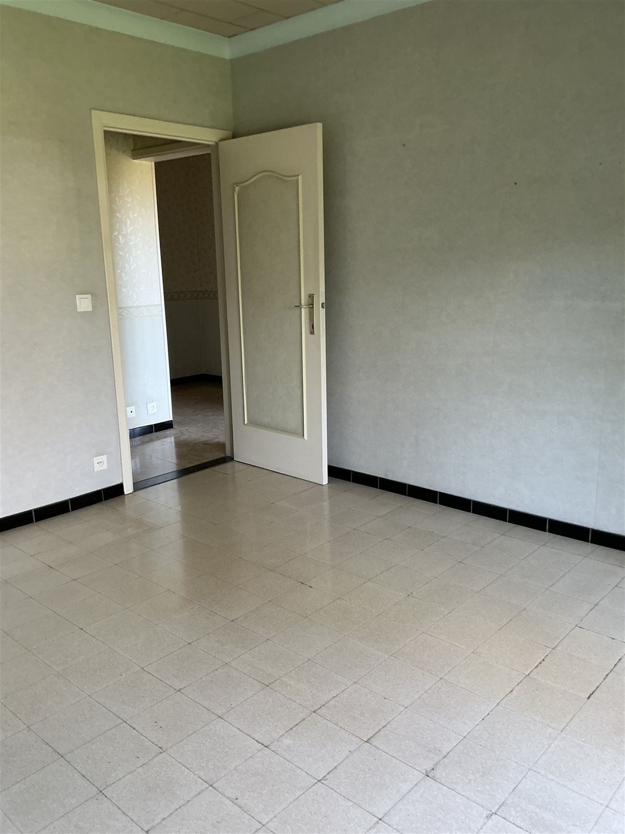 Ruime, iets oudere, bungalow op een perceel van 2426m²