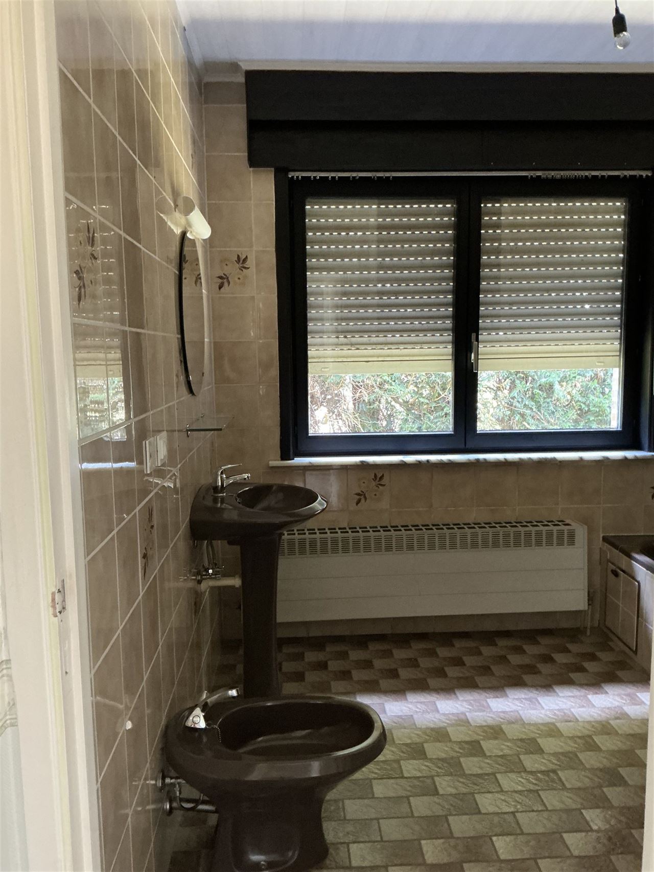 Ruime, iets oudere, bungalow op een perceel van 2426m²