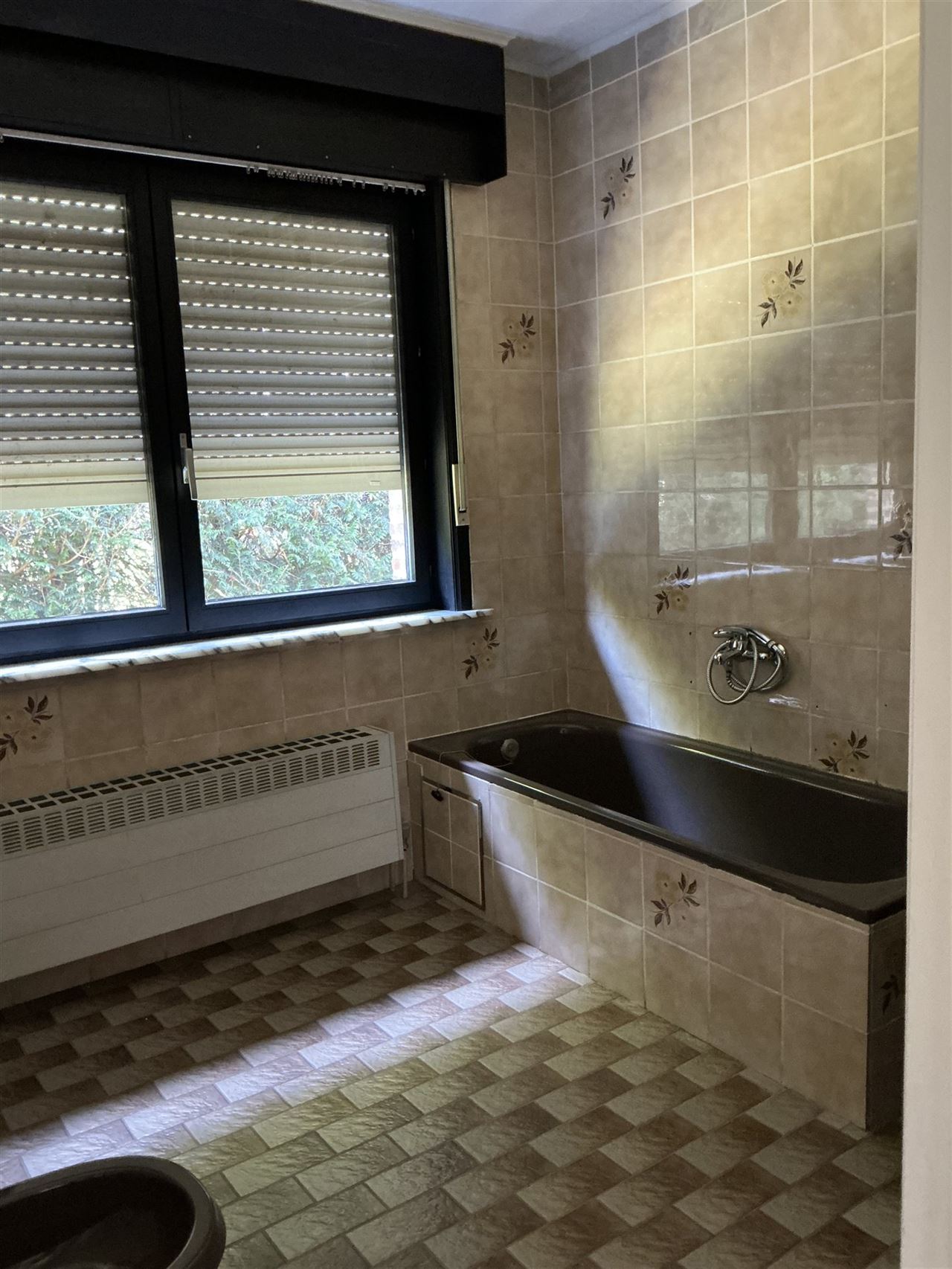 Ruime, iets oudere, bungalow op een perceel van 2426m²