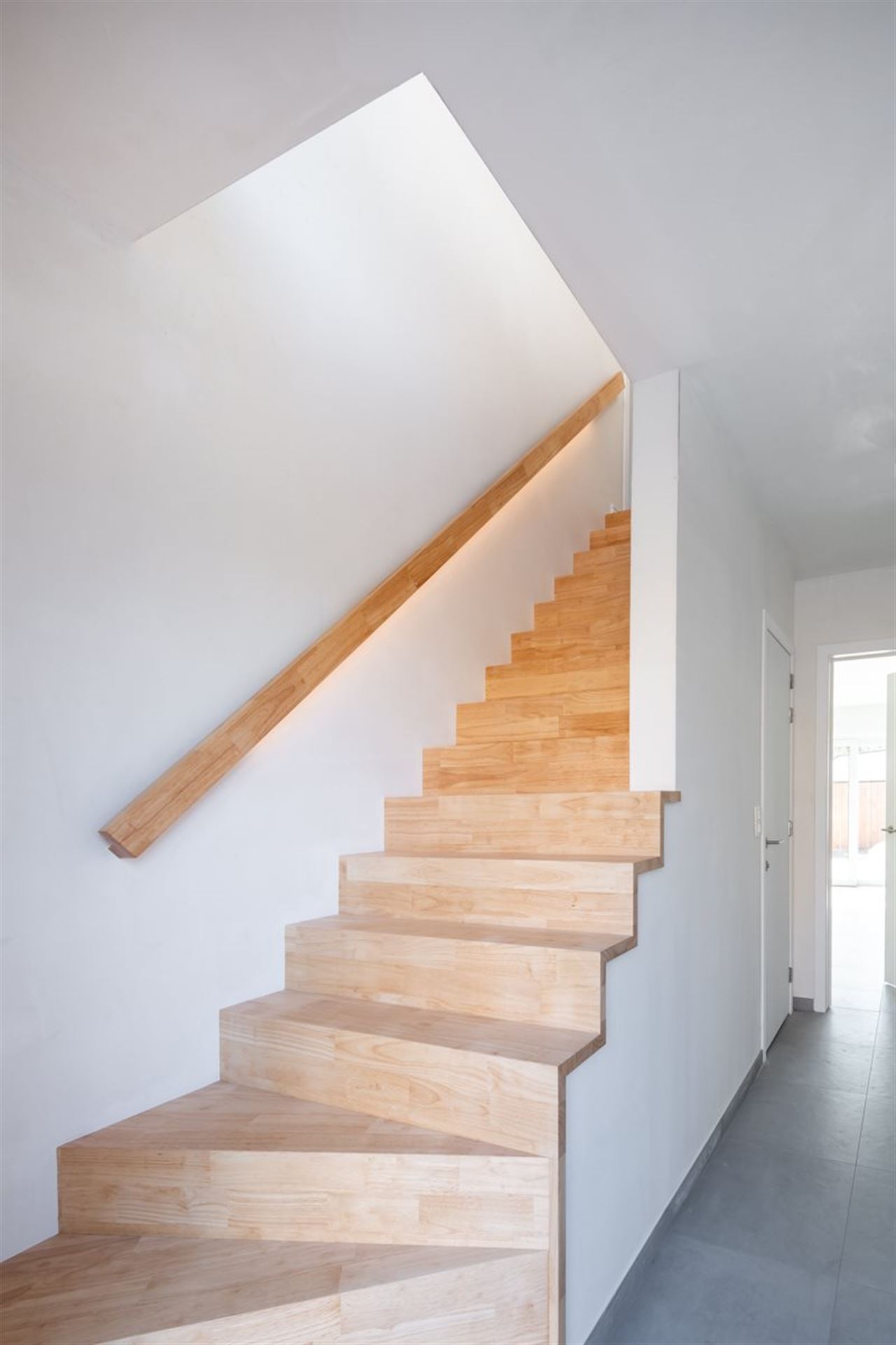 Moderne recente woning met garage en tuinterras