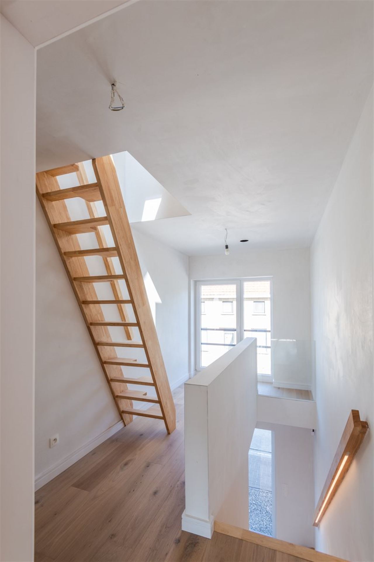 Moderne recente woning met garage en tuinterras