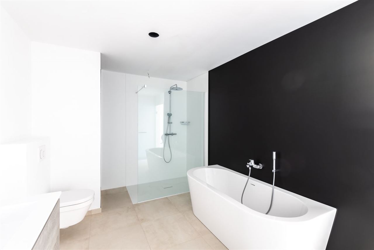 Moderne recente woning met garage en tuinterras