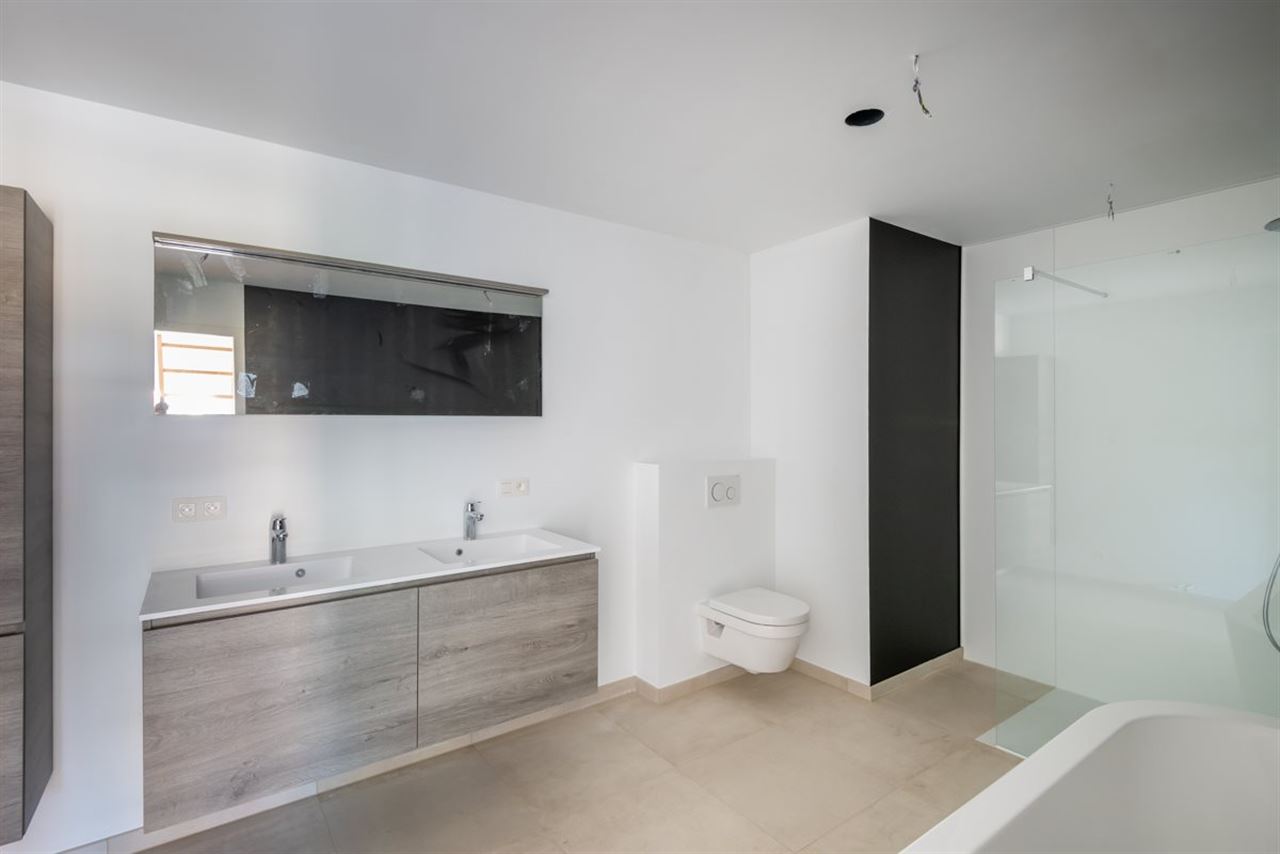 Moderne recente woning met garage en tuinterras