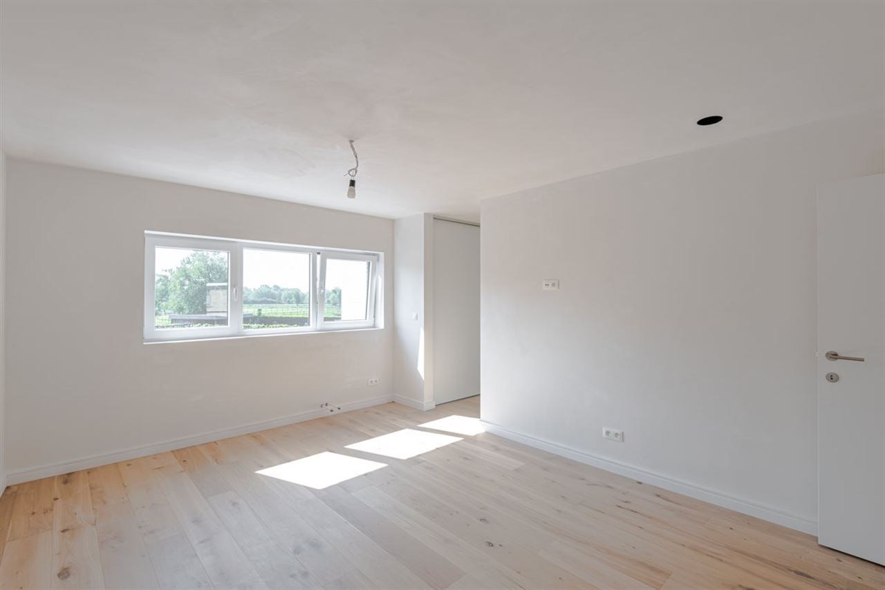 Moderne recente woning met garage en tuinterras