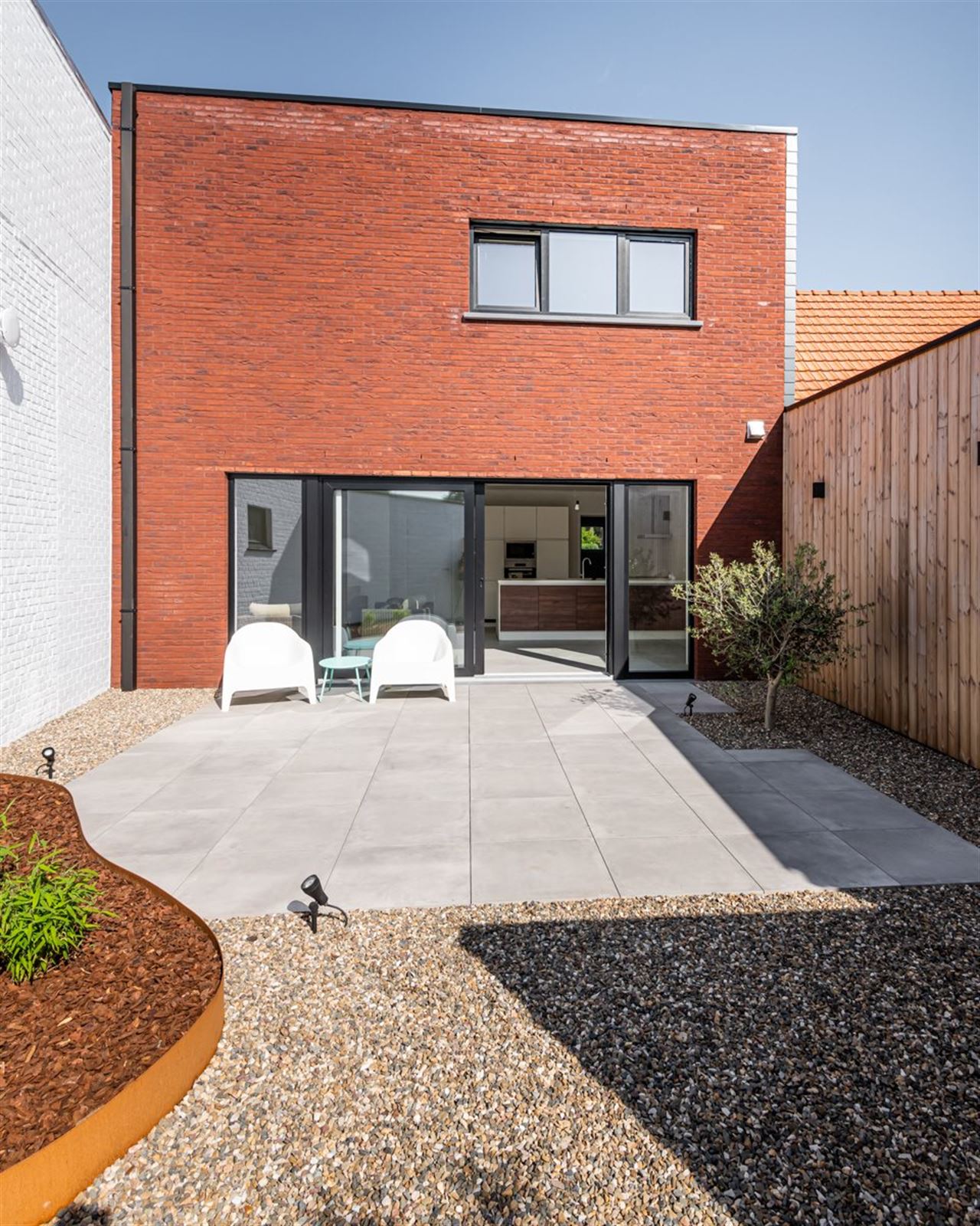 Moderne recente woning met garage en tuinterras