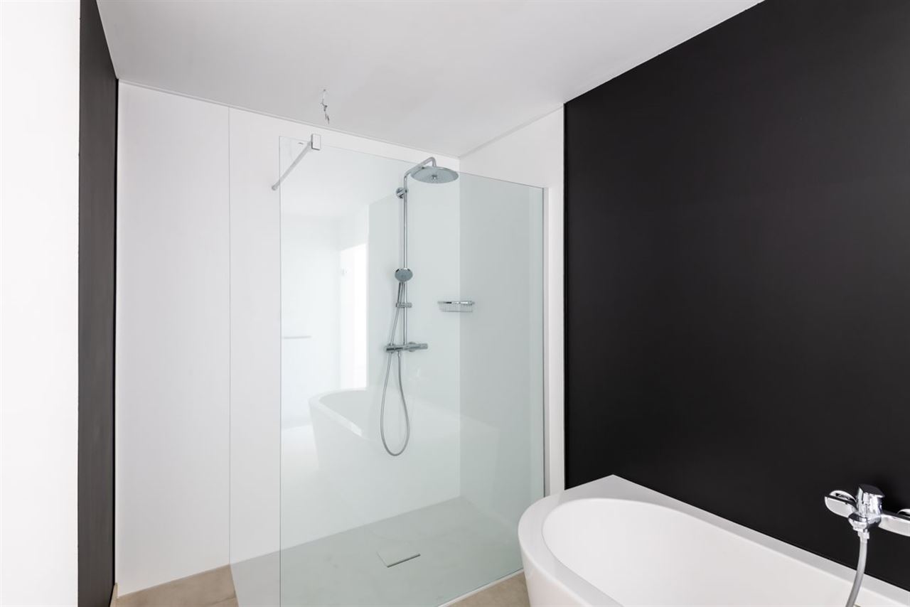 Moderne recente woning met garage en tuinterras