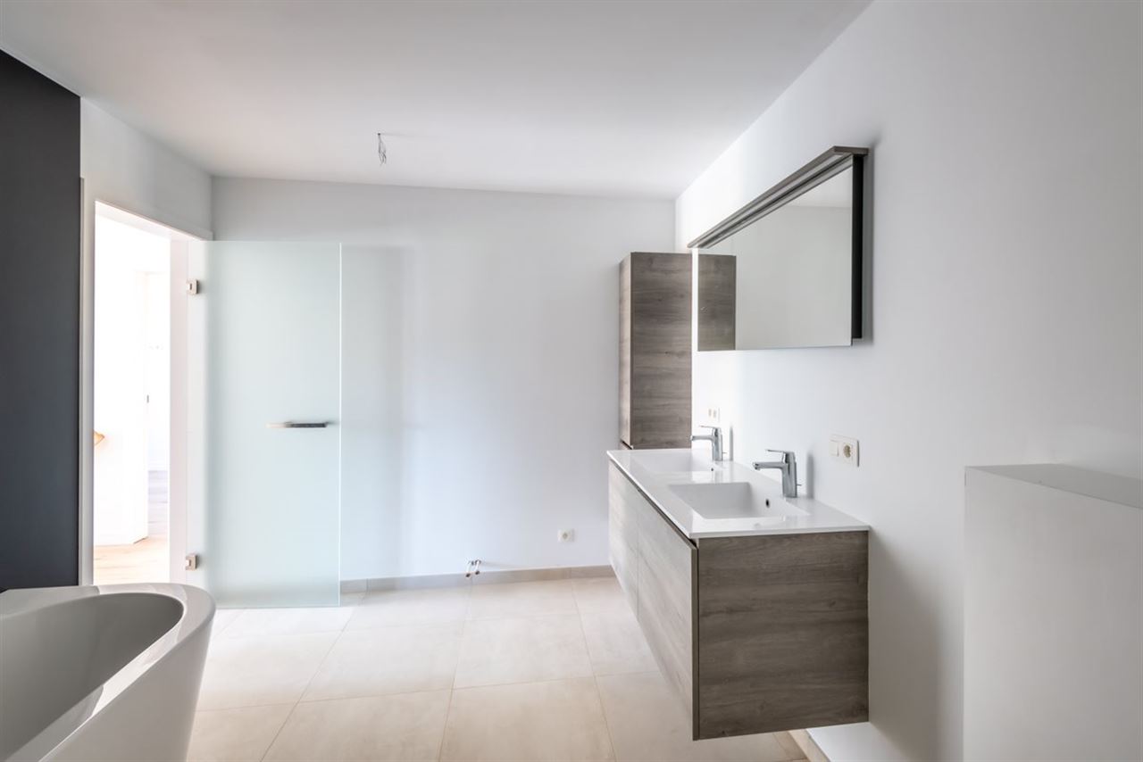 Moderne recente woning met garage en tuinterras