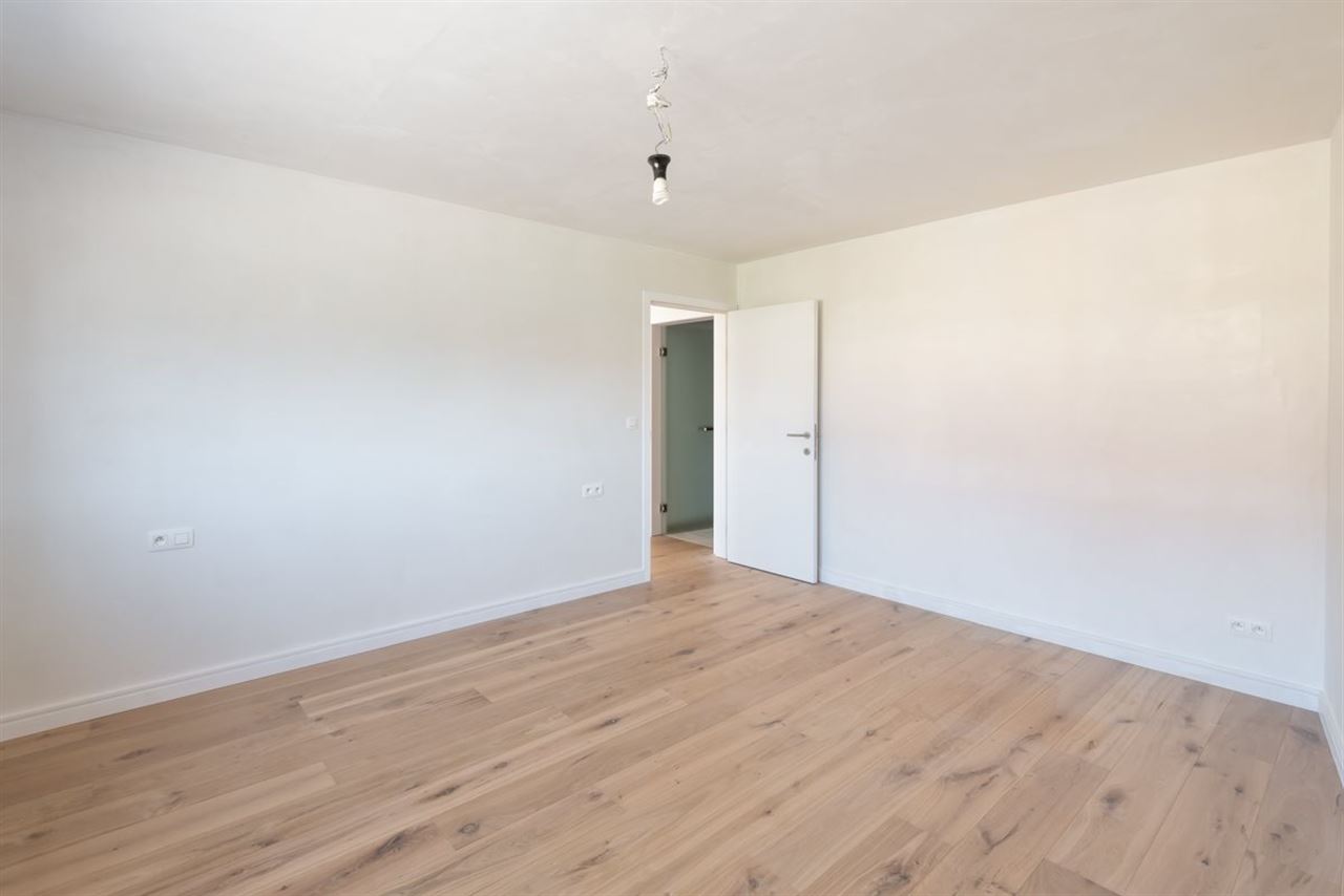 Moderne recente woning met garage en tuinterras