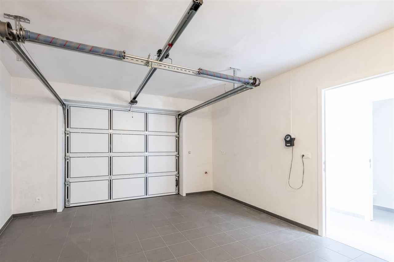 Moderne recente woning met garage en tuinterras